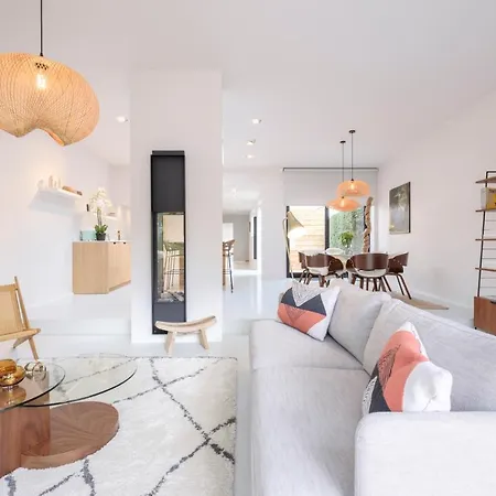 Fabulous 4 Bedrooms Near Zwin With A Garden 펜션