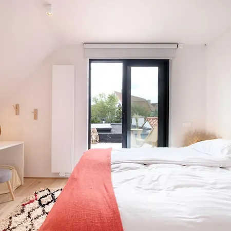 Fabulous 4 Bedrooms Near Zwin With A Garden *