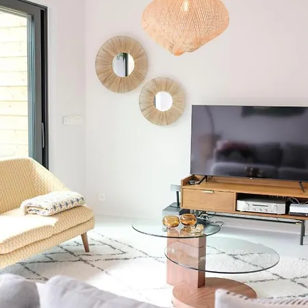 Fabulous 4 Bedrooms Near Zwin With A Garden 펜션 *